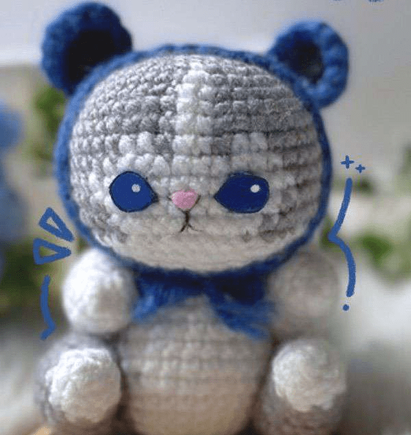 Blue-Hood Kitten sample image from the supplied PDF, with grey and white yarn and a blue hood.